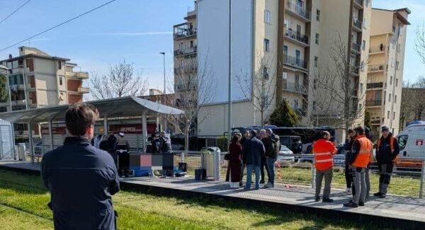 E rëndë në Itali: 50-vjeçari shqiptar gjendet i vdekur në stacionin e tramvajit – sapo kishte dalë nga burgu