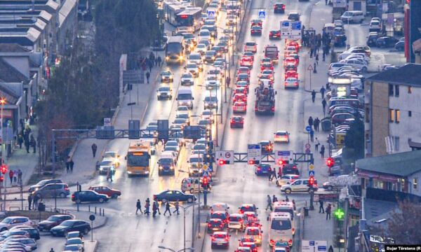 Paralajmërimi për 10€ taksë për hyrje në Prishtinë nxit reagime, përmenden pasojat dhe Gjykata Supreme