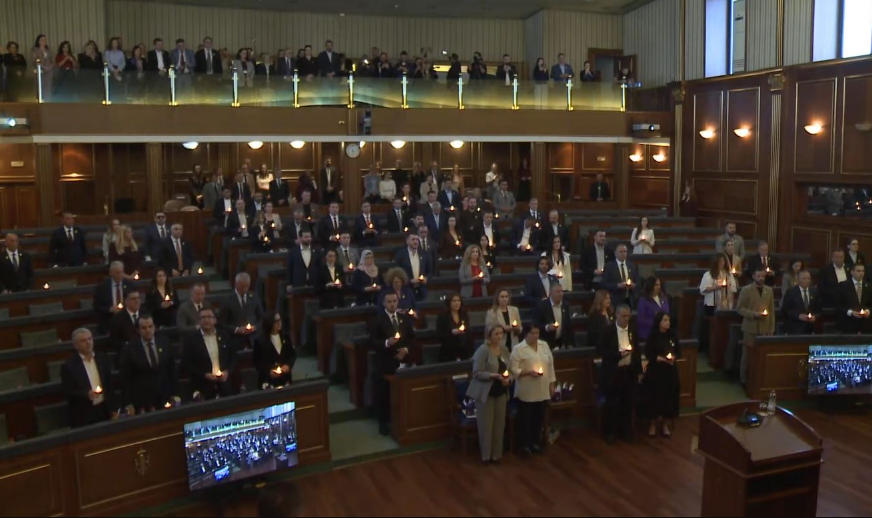 Deputetët ndezin qirinj për të mbijetuarit e dhunës seksuale të luftës