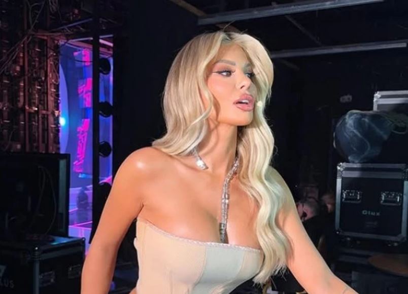 Luana ‘trazon’ rrjetin, publikon foto ‘hot’ nga bregu i detit