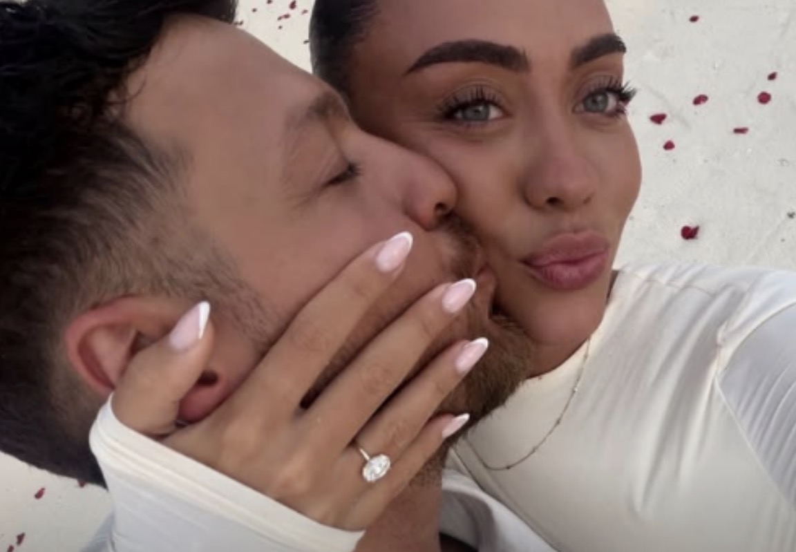 Dy ditë para ditëlindjes së Dafinës, Geek i propozon të dashurës së re