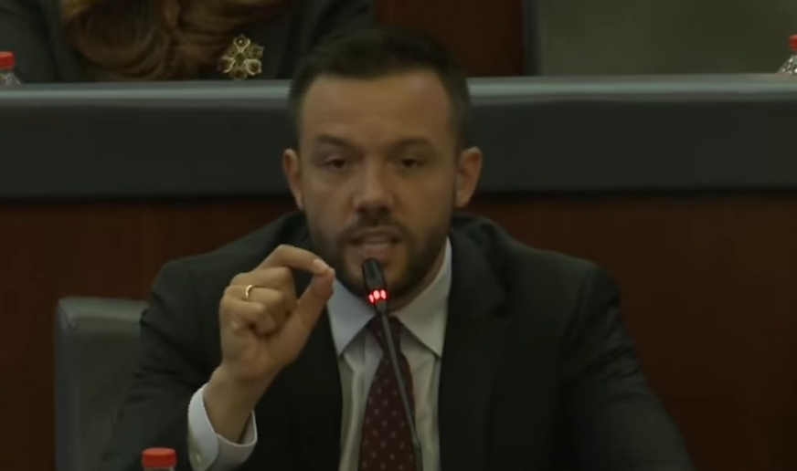 Tahiri i drejtohet VV-së: Ju kanë kap të dridhurat, se e keni ni erën që po vjen Hashim Thaçi