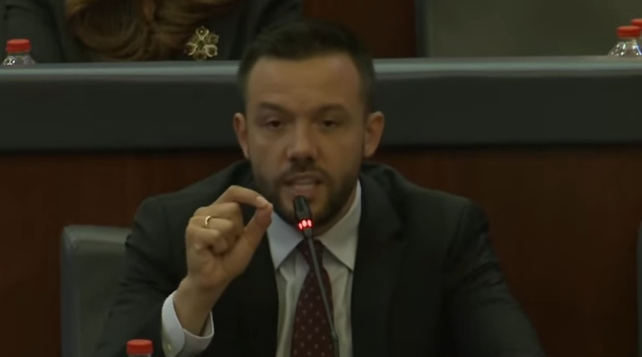 Tahiri i drejtohet VV-së: Ju kanë kap të dridhurat, se e keni ni erën që po vjen Hashim Thaçi