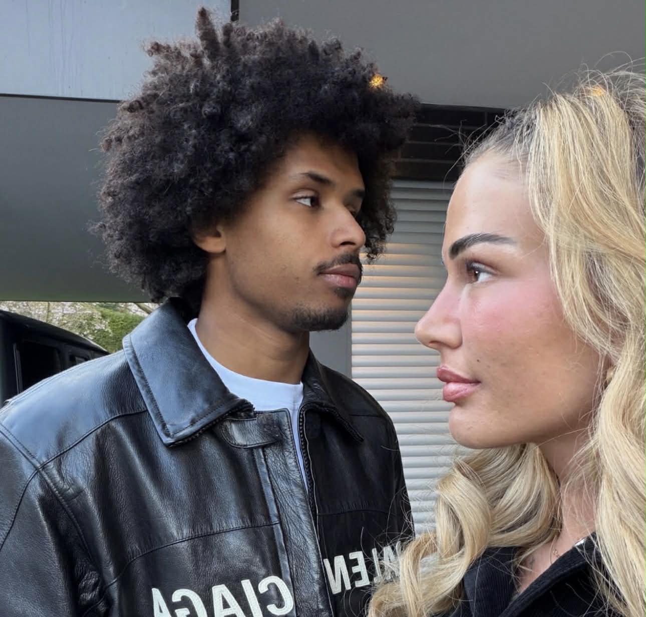 Loredana publikon portretin simpatik familjar