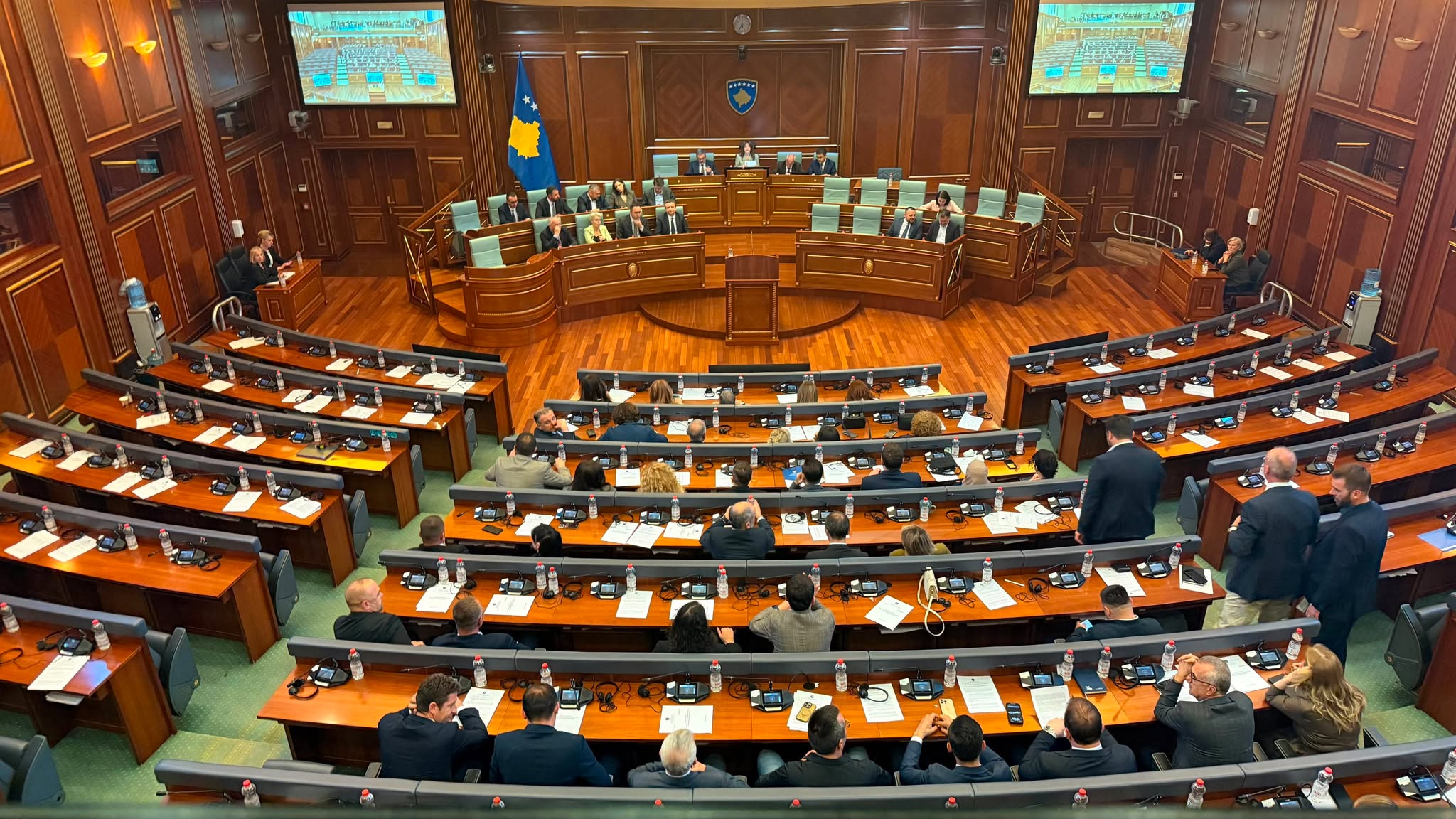 Nis seanca për presidentin, veç VV në sallë