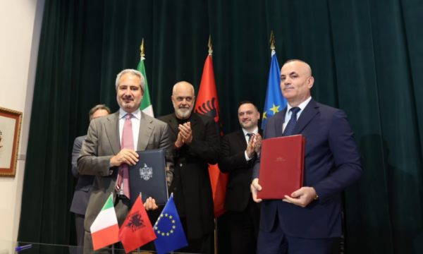 Qeveria shqiptare nënshkruan marrëveshje me Italinë për ndërtimin e anijeve luftarake në Shqipëri