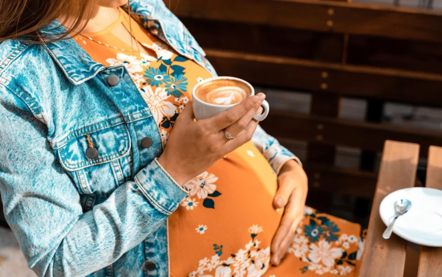A guxoni të pini kafe gjatë shtatzënisë?