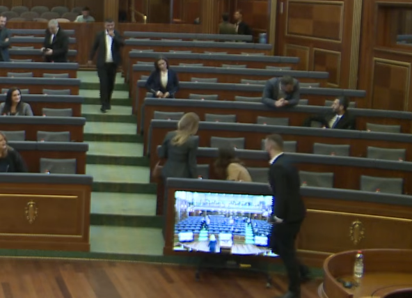 E ofendoi rëndë: Fatos Geci tenton t’i flasë Vlora Çitakut, ajo e injoron