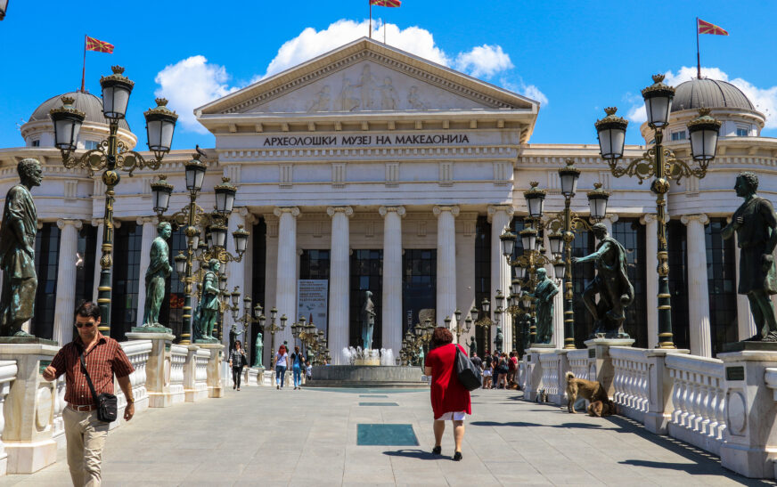 Alarme për bomba në disa shkolla në Shkup, policia në terren