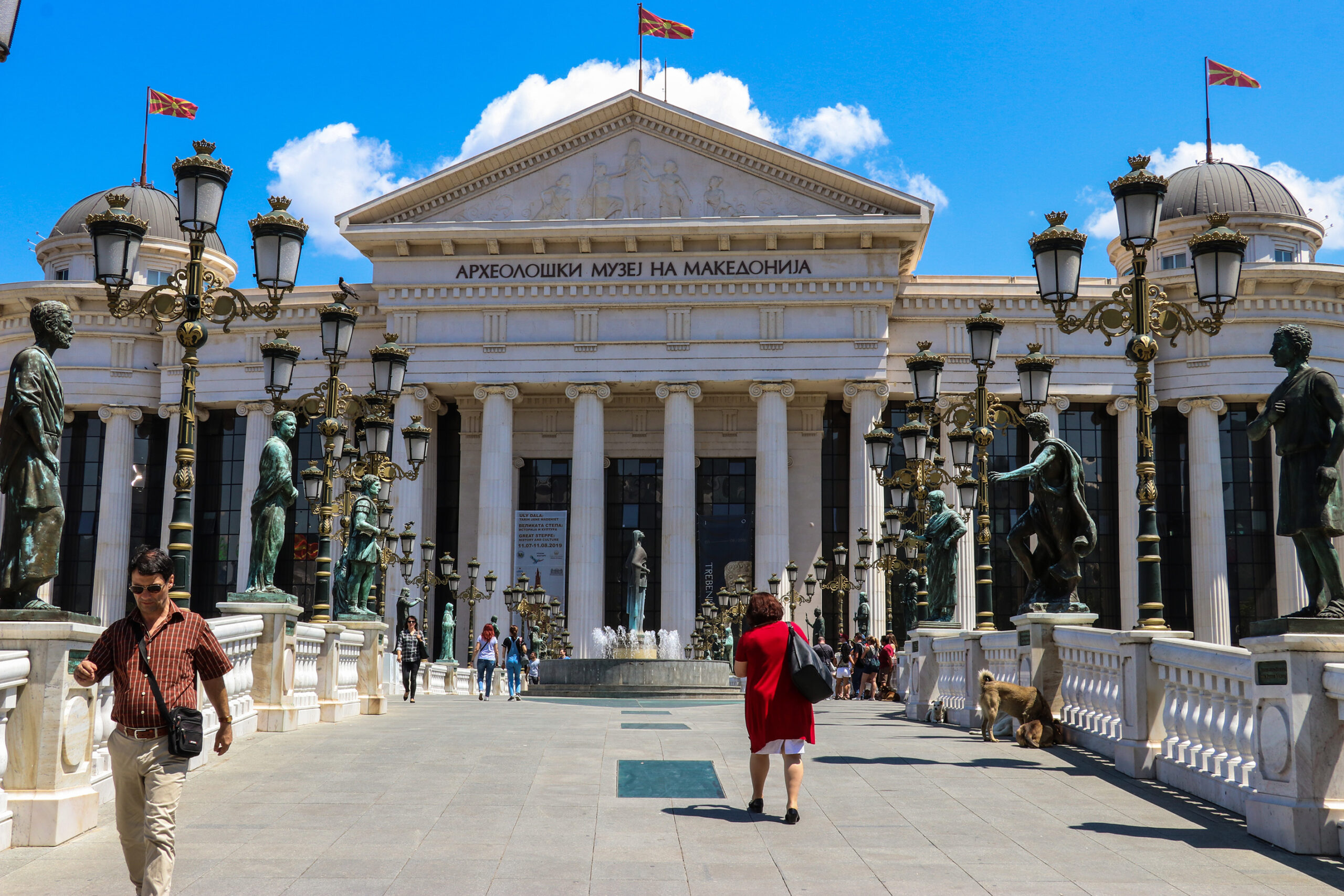 Alarme për bomba në disa shkolla në Shkup, policia në terren