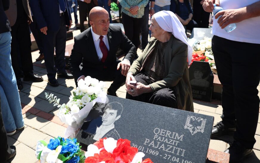 Haradinaj nderon martirët në Mejë: Pushofshin të qetë në tokën e Kosovës!