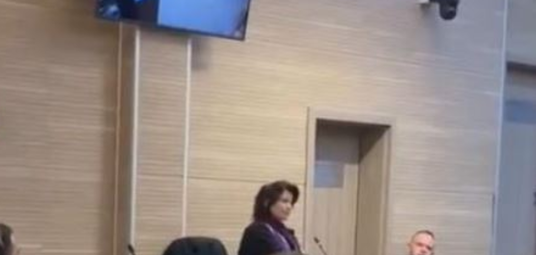 “Hajni futi dorën dhe i bëri mamit bam” – prokurorja sjell detaje nga rrëfimi i fëmijëve (VIDEO)