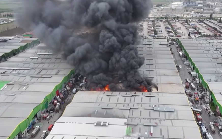 Zjarr i madh përfshin një fabrikë riciklimi në Adana të Turqisë