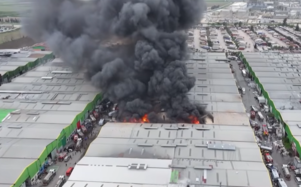 Zjarr i madh përfshin një fabrikë riciklimi në Adana të Turqisë