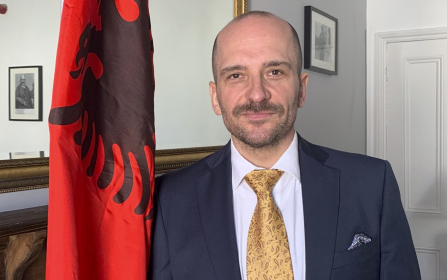 Ambasadori shqiptar në ‘The Guardian’: Shqiptarët po paguajnë çmimin e paragjykimeve dhe demonizimit politik në Britani