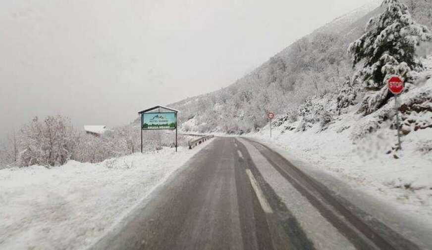 Reshjet e borës bllokojnë qarkullimin për kamionë në rrugën Pejë–Kullë–Rozhajë