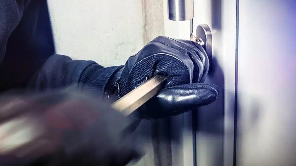 Thyhet kasaforta në një objekt në Kamenicë – hajni merr vetëm pak euro dhe zhduket