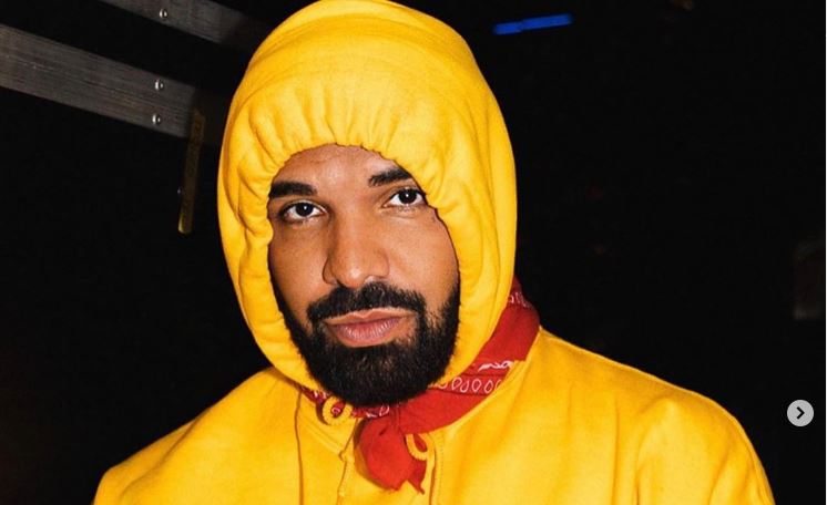 Ylli me famë botërore befason, vesh bluzën me mbishkrimin shqip (Foto)