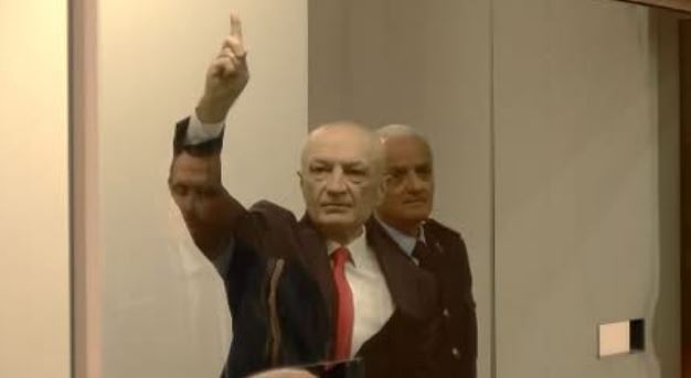 Dalja e tij e parë publike pas arrestimit, Meta shfaqet pas kafazit prej xhami, akuza: Proces i turpshëm kundër shtetit shqiptar!
