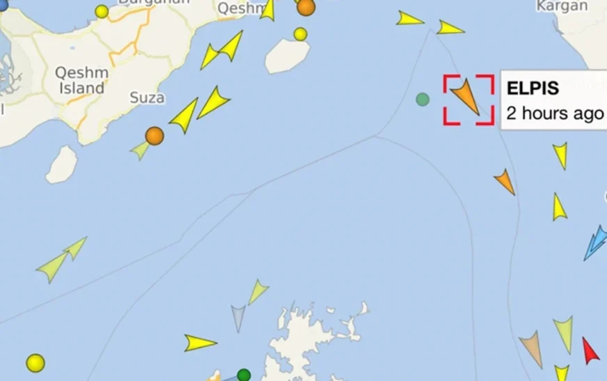 Një cisternë nafte e sanksionuar kalon Ngushticën e Hormuzit, sfidon bllokadën e Trump