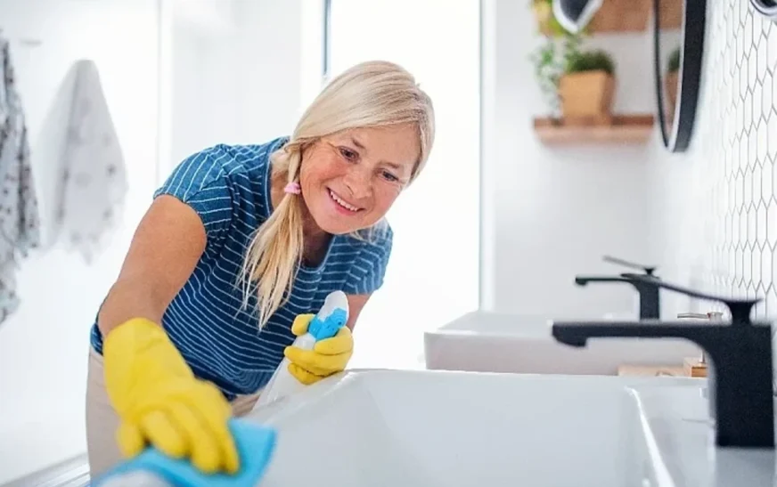 Si të hiqni në mënyrë efektive mbetjet e sapunit dhe gëlqeren nga banjoja juaj