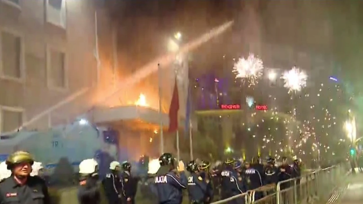 Tensione të forta në protestën e PD-së, hidhen mjete piroteknike pranë Kryeminisitrisë