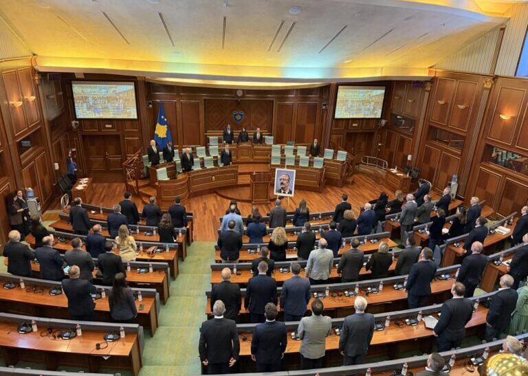 Kuvendi mban seancë solemne për Eliot Engel, Kosova në ditë zie për Rexhep Qosjen