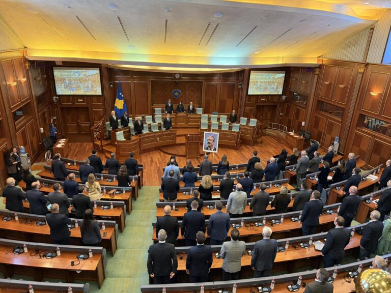 Kuvendi mban seancë solemne për Eliot Engel, Kosova në ditë zie për Rexhep Qosjen