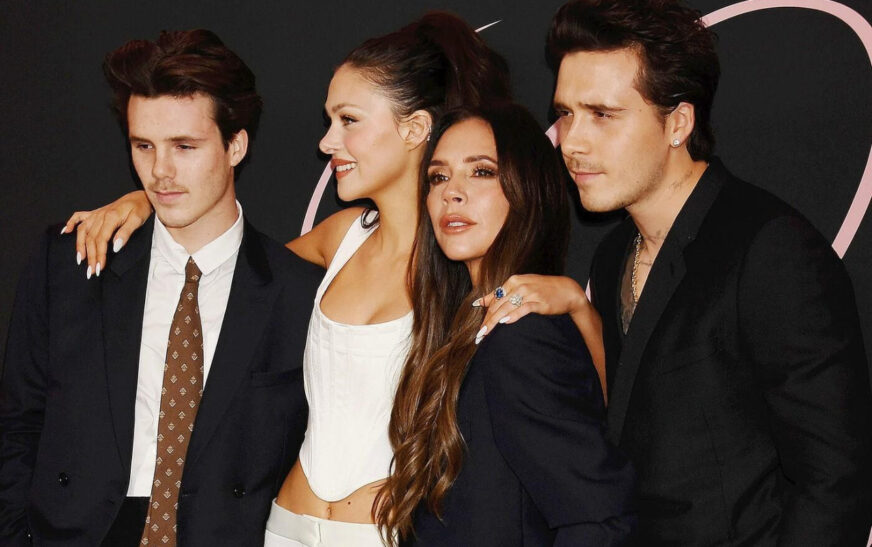 Victoria Beckham thyen heshtjen, flet për familjen pas tensioneve me djalin