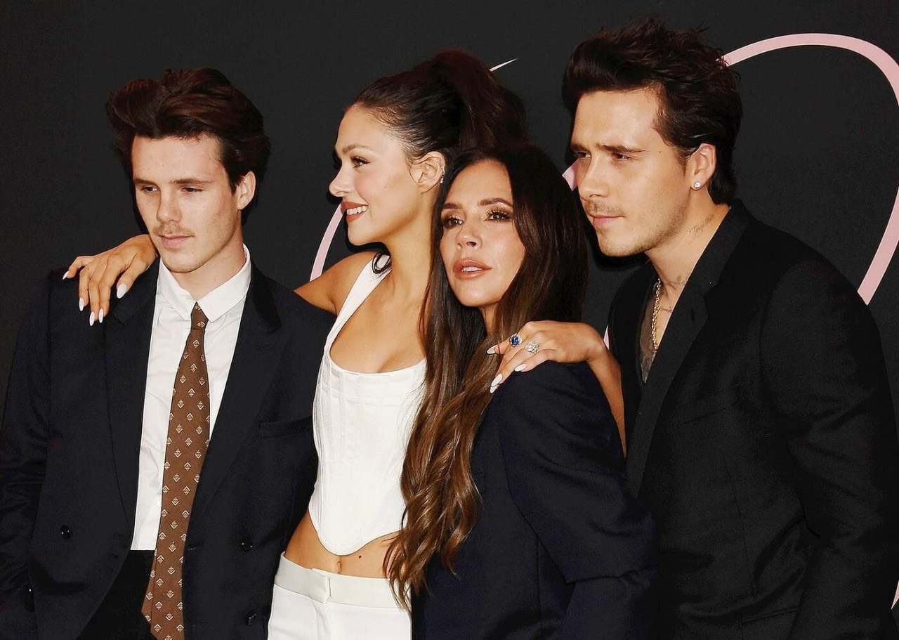 Victoria Beckham thyen heshtjen, flet për familjen pas tensioneve me djalin