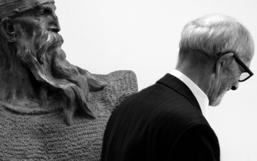 Kuvendi mban një minutë heshtje për Rexhep Qosjen