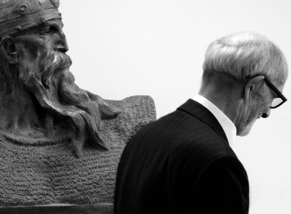 Kuvendi mban një minutë heshtje për Rexhep Qosjen