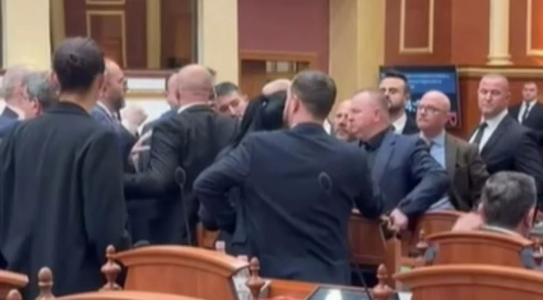Tensionet në Kuvend, Flamur Noka godet me shishe uji Taulant Ballën pas ndërprerjes së seancës