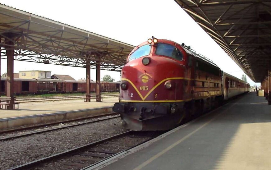 Treni godet një këmbësor në Dobroshec