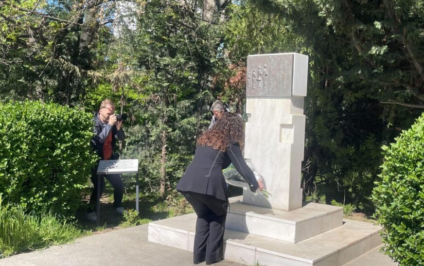 Vjosa Osmani refuzon të komentojë për çështjen e presidentit gjatë homazheve