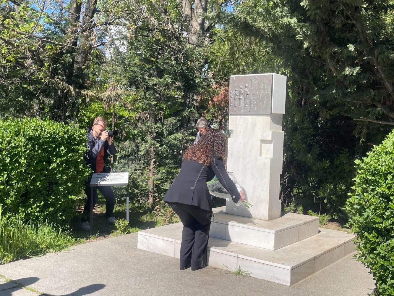 Vjosa Osmani refuzon të komentojë për çështjen e presidentit gjatë homazheve