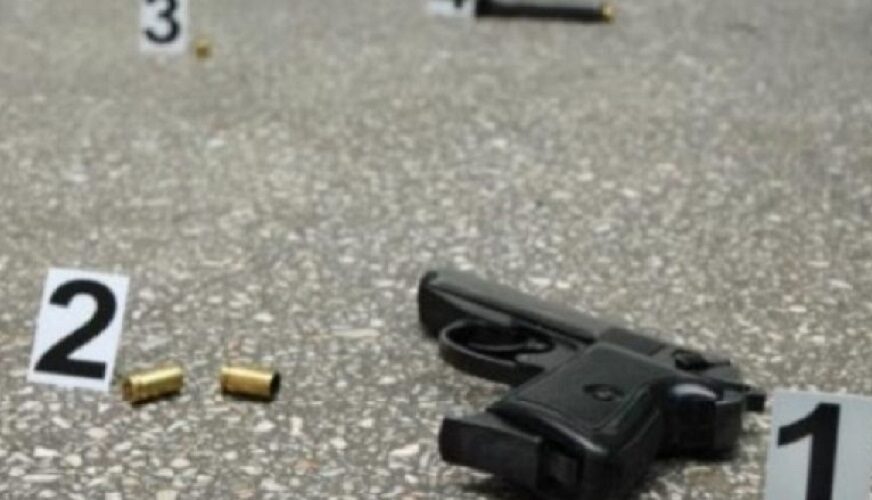 Plumba në oborrin e një shtëpie në Prishtinë, dëmtohen vetura dhe ballkoni në Velani