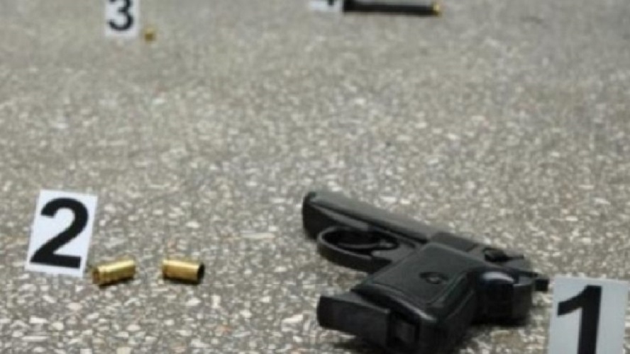 Plumba në oborrin e një shtëpie në Prishtinë, dëmtohen vetura dhe ballkoni në Velani