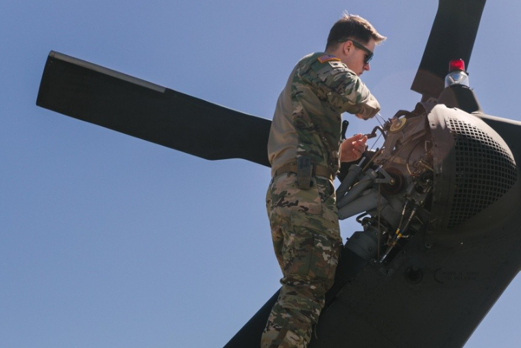 Ushtarët amerikanë mirëmbajnë dhe inspektojnë helikopterët Black Hawk në Bondsteel