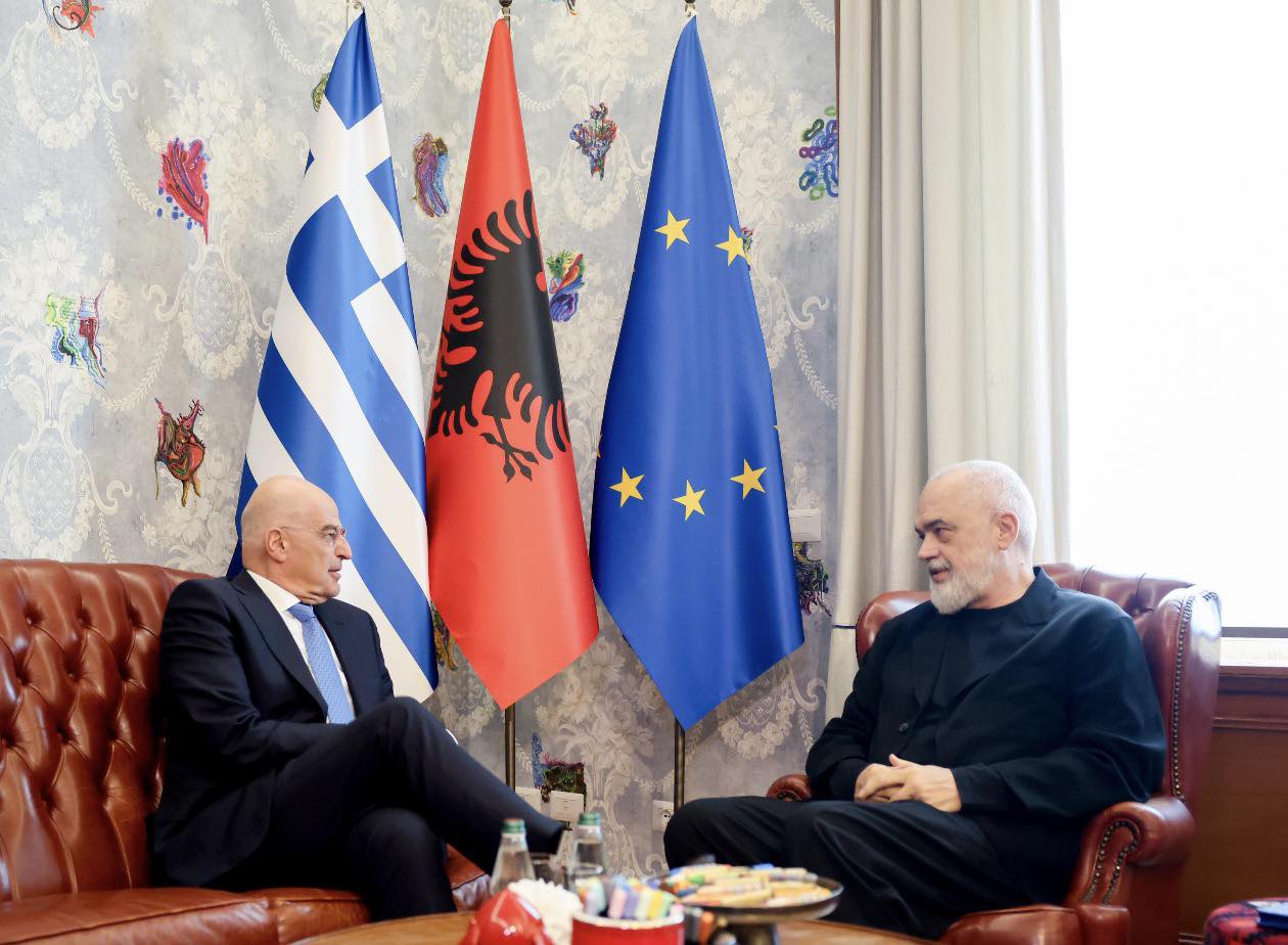 Ministri grek i Mbrojtjes në kryeministri, takohet me Edi Ramën