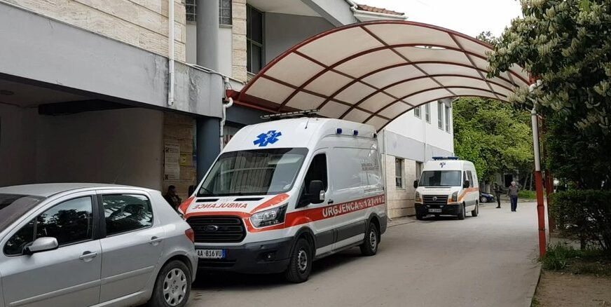 Spitali i Korçës pezullon mjeku që dyshohet se ngacmoi seksualisht 21-vjeçaren