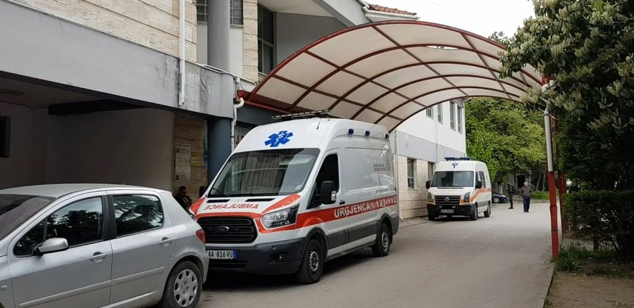 Spitali i Korçës pezullon mjeku që dyshohet se ngacmoi seksualisht 21-vjeçaren