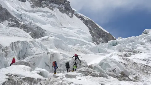 Rekord i ri në Everest, 274 alpinistë arrijnë majën për një ditë