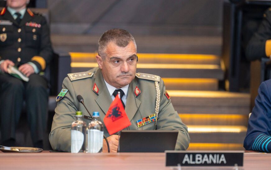 Kingji nga Komiteti Ushtarak i NATO-s: Shqipëria qëndron e palëkundur në ruajtjen e sigurisë rajonale