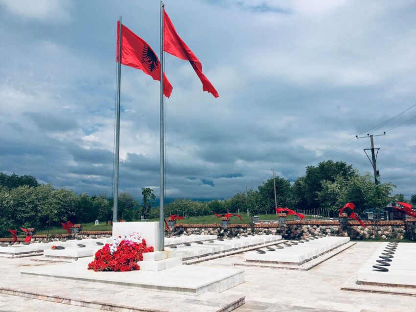 Mbahen aktivitete përkujtimore për Ditën e Dëshmorëve dhe Martirëve të Deçanit