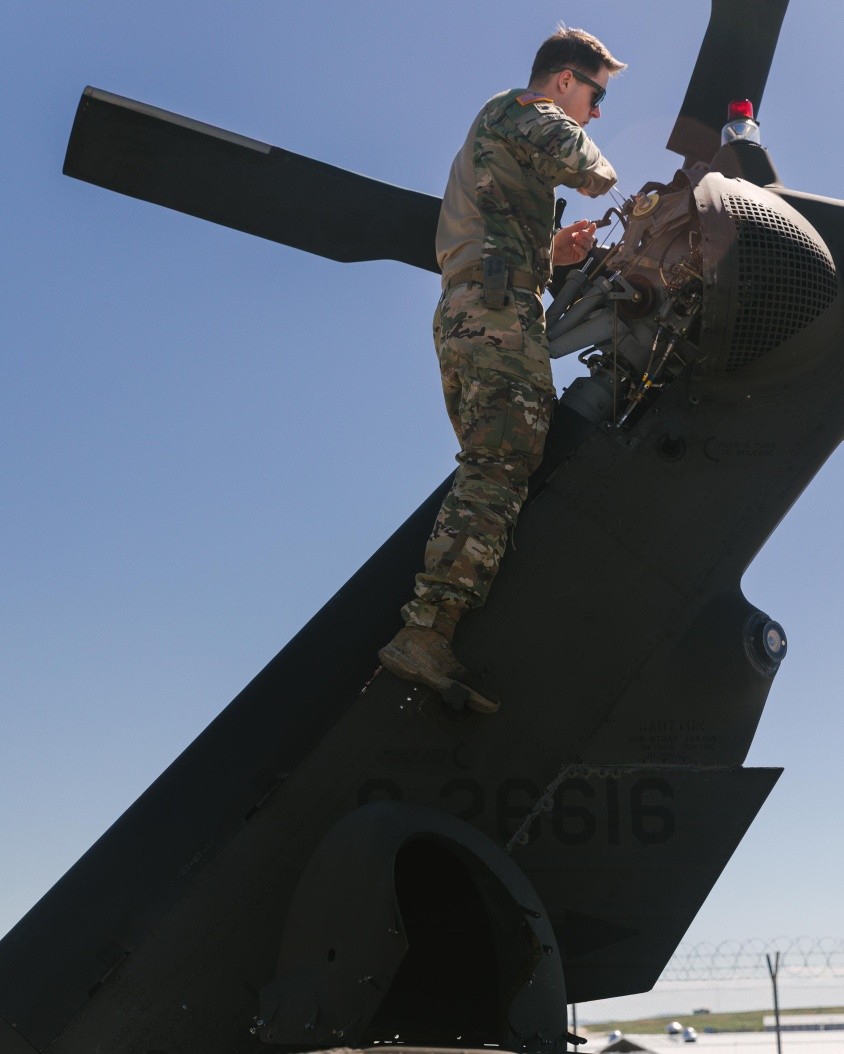 Ushtarët amerikanë në “Bondsteel” mirëmbajnë helikopterët “Black Hawk”