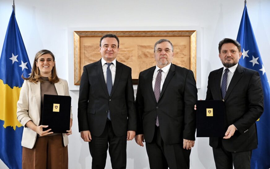 Serbët e dogjën në luftë, Kurti njofton marrëveshjen për rindërtimin e Xhamisë së Ibrit