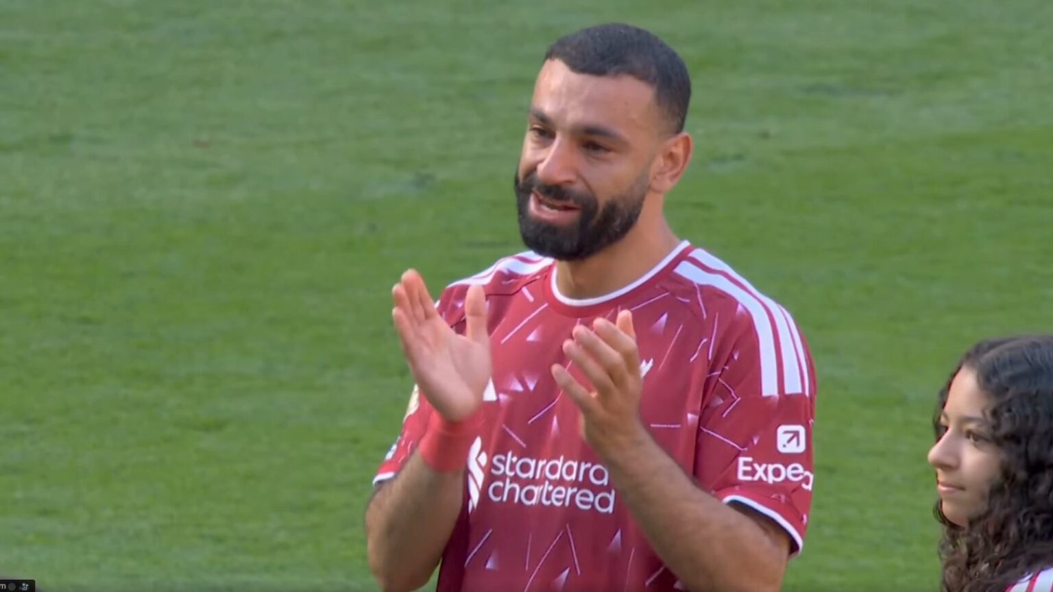 Salah me lot në sy, përshëndetet me tifozët në “Anfield”