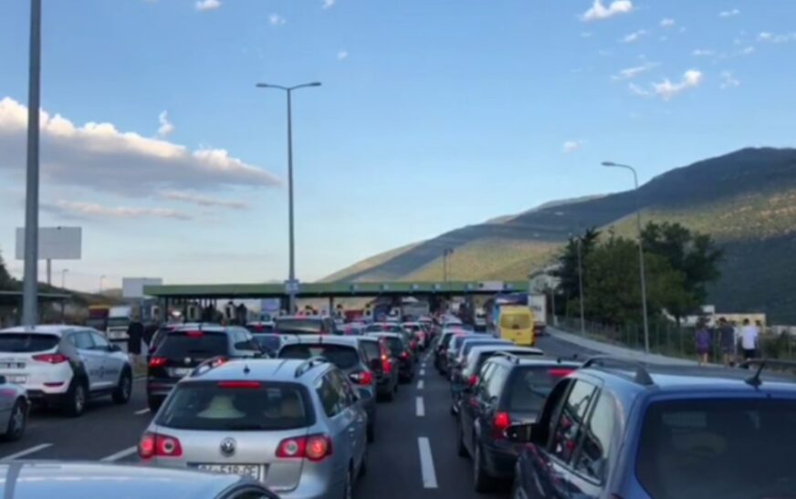 Shiu nuk i pengon, mbi 17 mijë qytetarë të Kosovës drejt Shqipërisë