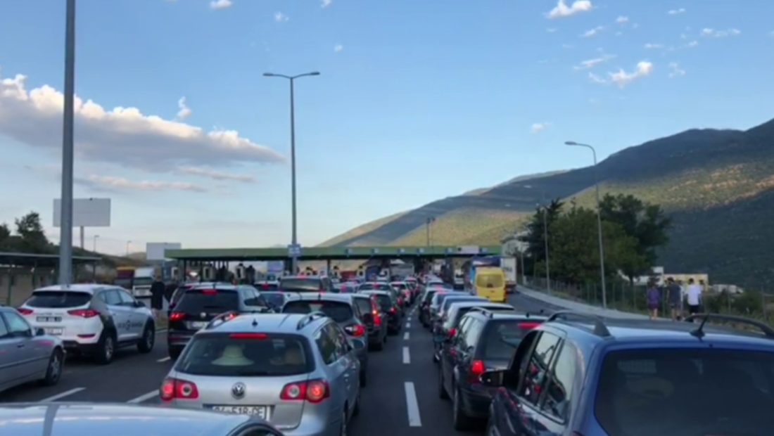 Shiu nuk i pengon, mbi 17 mijë qytetarë të Kosovës drejt Shqipërisë